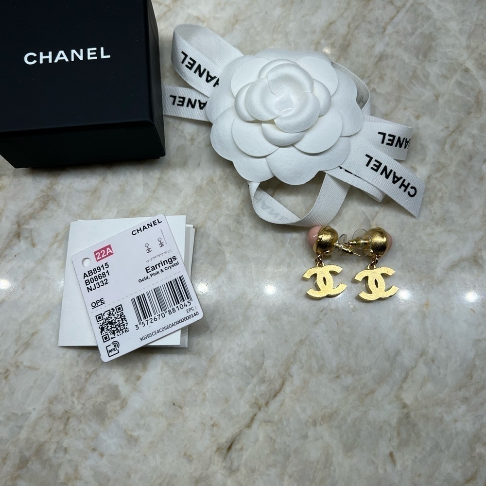 CHANEL 22A CC Logo Gold-tone Dangle Earrings: Pink Pearly W/ Crystals - Picture 10 of 13